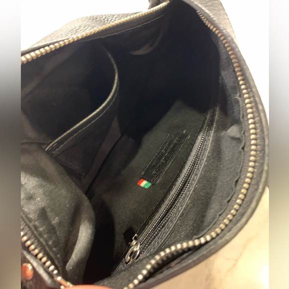 Black pebbled leather bag with long strap and zipper pocket + inside pockets - Picture 7 of 13